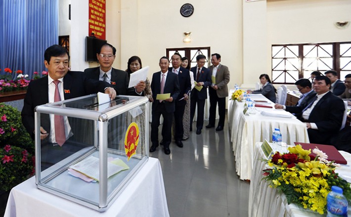 Các đại biểu HĐND tỉnh Lâm Đồng tham gia bỏ phiếu tín nhiệm