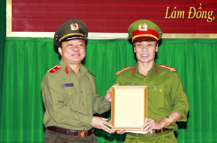 Thiếu tướng Bùi Văn Sơn trao thư khen cho Công an TP.Bảo Lộc