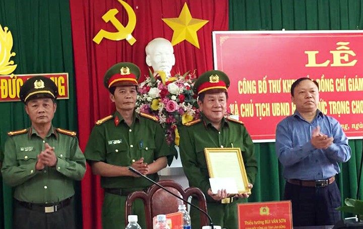 Thiếu tướng Bùi Văn Sơn trao thư khen cho Công an Đức Trọng
