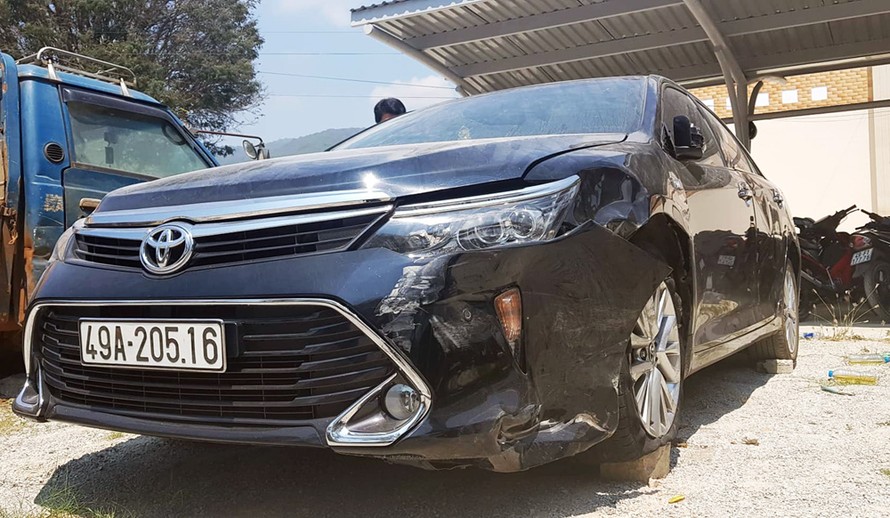 Chiếc Toyota Camry đang bị tạm giữ tại Công an huyện Đơn Dương