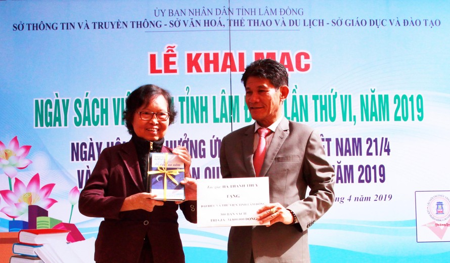 Bà Hà Thanh Thủy tặng sách cho Thư viện tỉnh Lâm Đồng