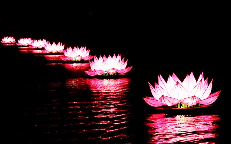 Thắp sáng "7 đóa sen nhiệm mầu" trên hồ Xuân Hương