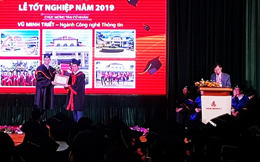 Trao bằng tốt nghiệp cho sinh viên Đại học Yersin Đà Lạt