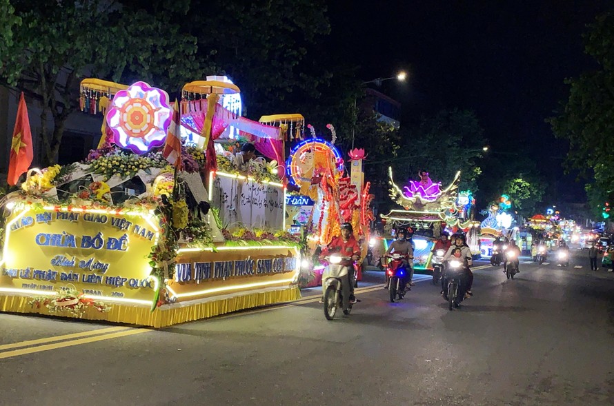 Xe hoa diễu hành trên đường Trần Phú, Đà Lạt