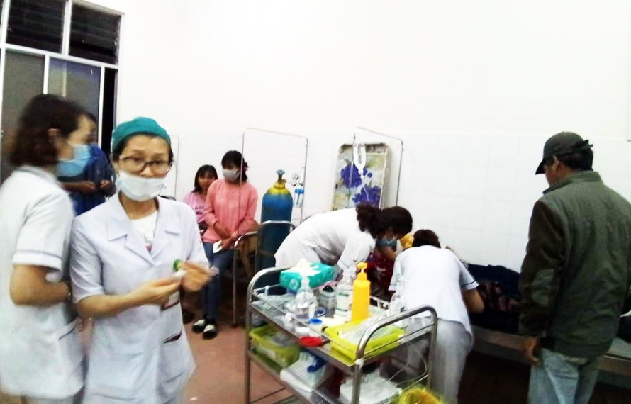 Bệnh nhân bị ngộ độc được điều trị tại Trung tâm Y tế Di Linh