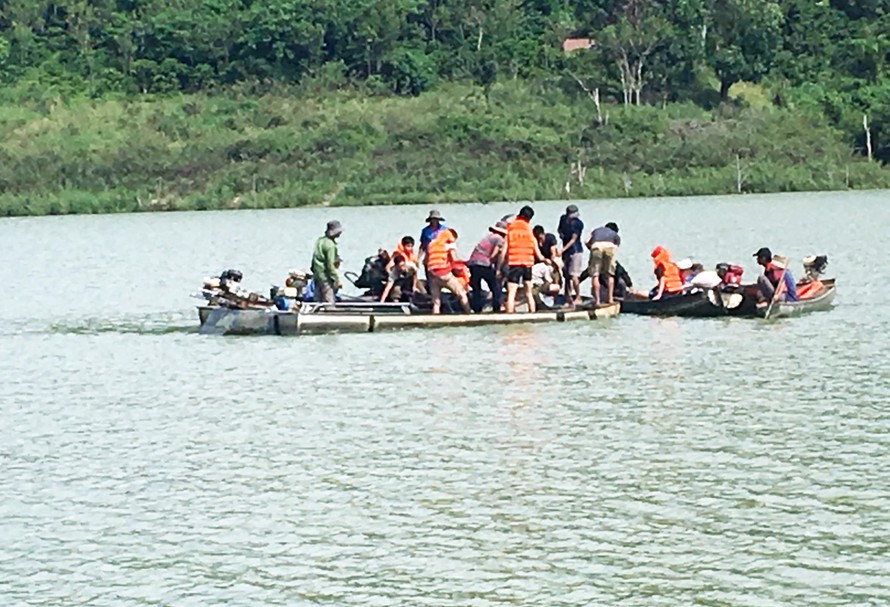 Lực lượng cứu hộ tìm kiếm nạn nhân trên sông Đồng Nai