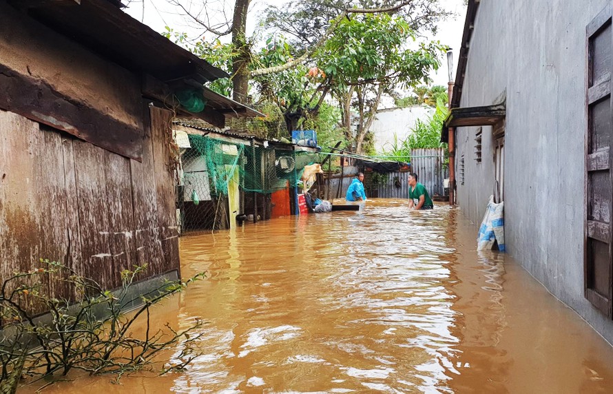 Đường Lê Văn Tám bị ngập lụt nghiêm trọng