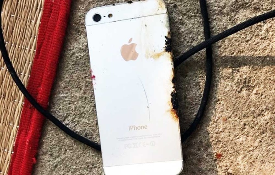 Chiếc Iphone chỉ bị cháy xém phần vỏ, vẫn hoạt động bình thường