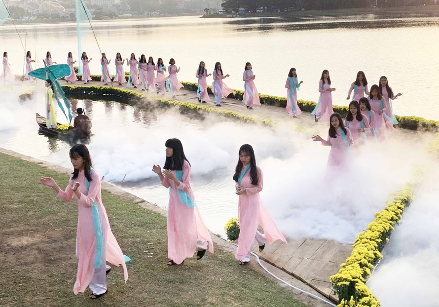 Trình diễn thời trang tơ lụa bên hồ Xuân Hương thơ mộng