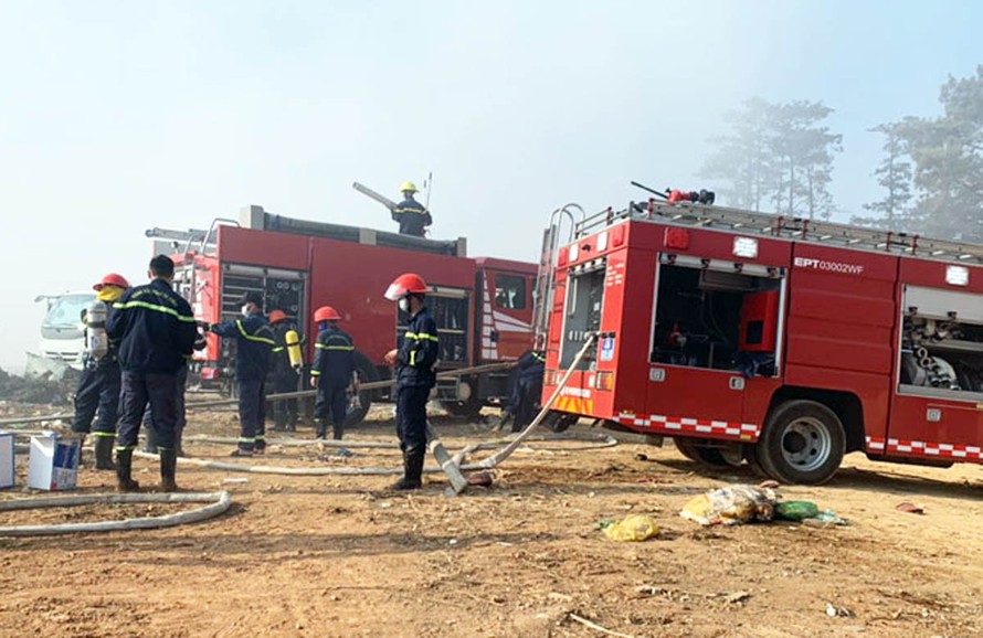 Xe chữa cháy của Cảnh sát PCCC Công an tỉnh Lâm Đồng vào hiện trường