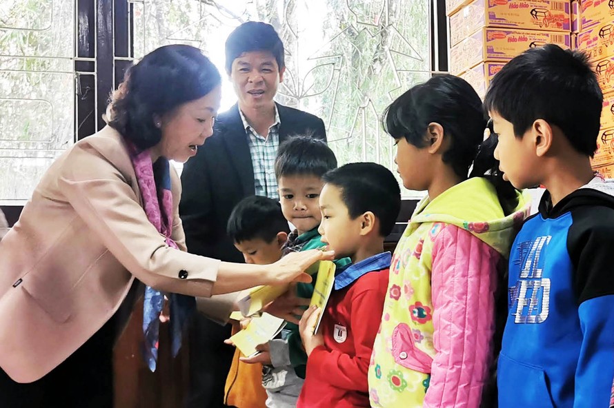 Bà Trương Thị Mai trao quà cho học sinh Làng SOS Đà Lạt