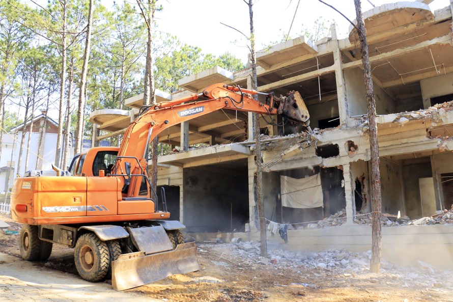 Đang tháo dỡ biệt thự không phép tại Cereja Hotel & Resort – Dalat