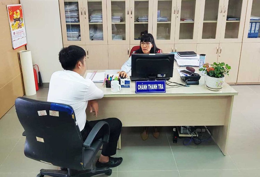 Thanh tra Sở TT-TT Lâm Đồng tống đạt quyết định xử phạt