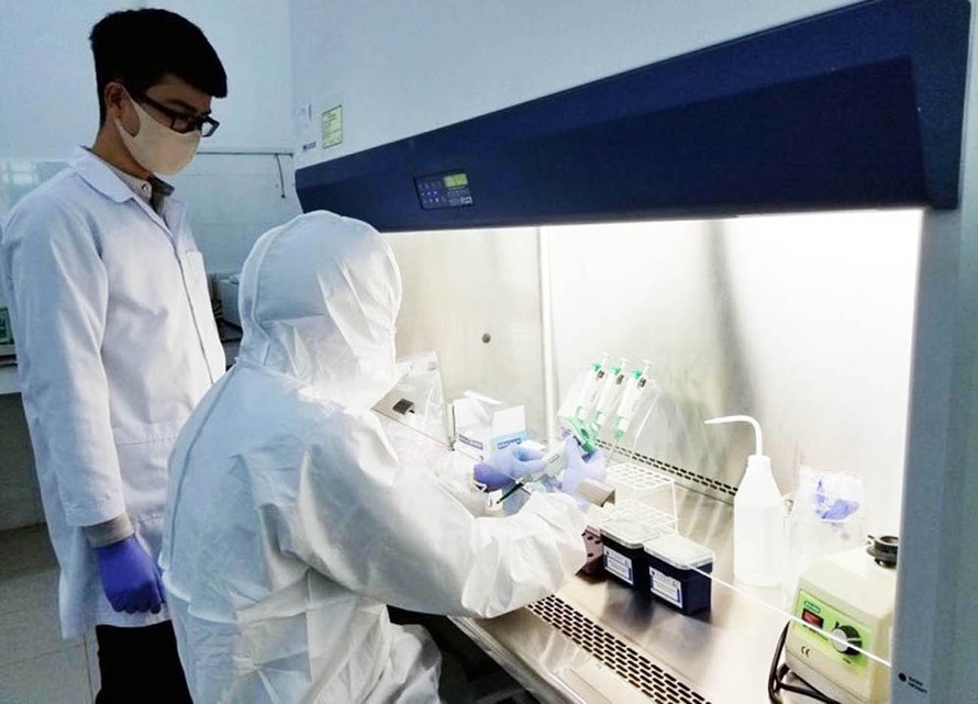Chiết tách mẫu để xét nghiệm SARS-CoV-2 tại CDC Lâm Đồng