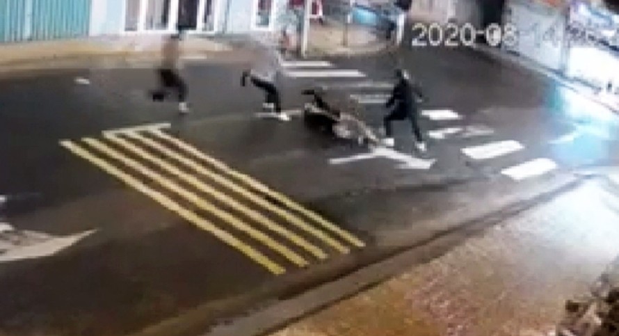 Hiện trường vụ chém người trên đường phố Đà Lạt - ảnh cắt từ clip