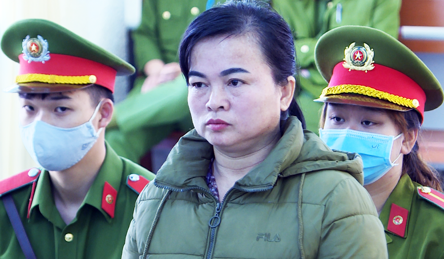 Nguyễn Thị Nga bị dẫn giải đến tòa