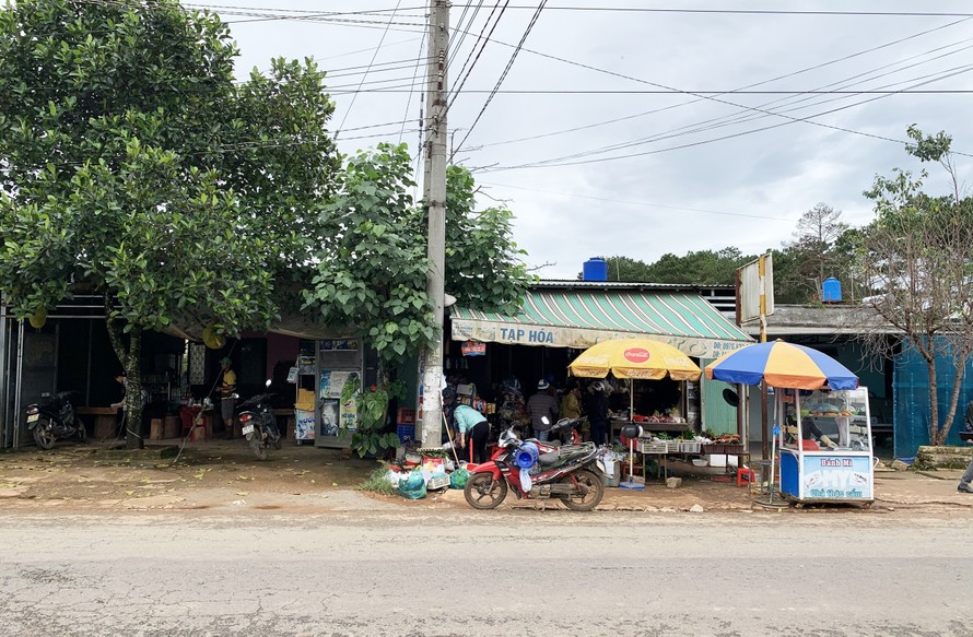 Lấn chiếm đất công, xây cả dãy quán ven đường Cam Ly