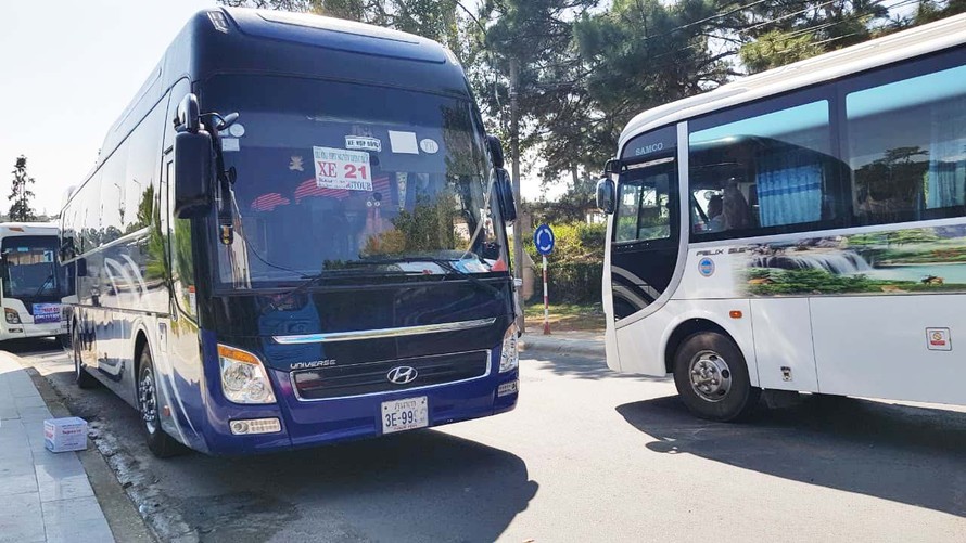 Các xe biển số nước ngoài vận chuyển du khách tại Lâm Đồng