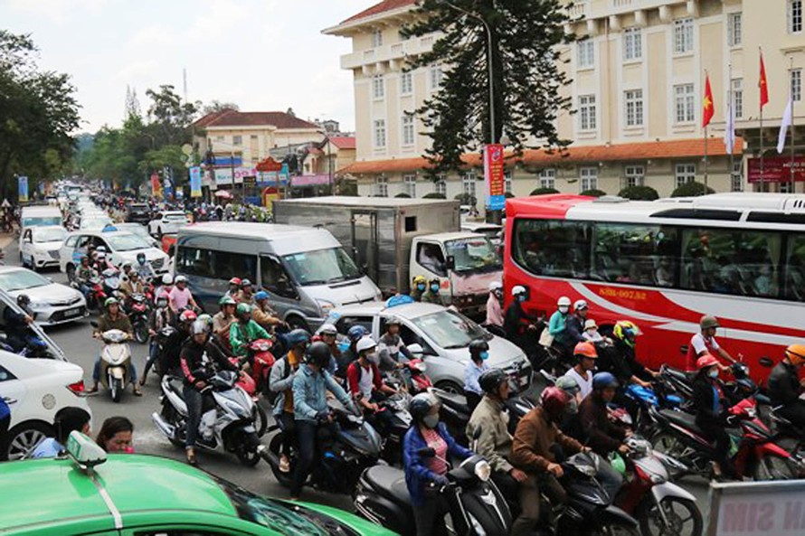  Ùn tắc giao thông trên đường Trần Phú 
