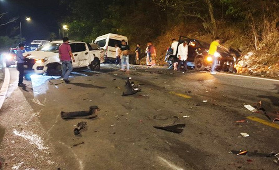 Hiện trường vụ tai nạn liên hoàn giữa 6 chiếc ô tô trên đèo Bảo Lộc