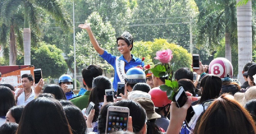 Hoa hậu H’Hen Niê trong màu áo xanh đoàn xinh xắn