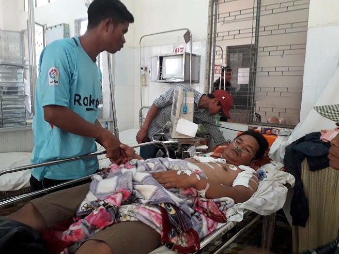 Nạn nhân đang được cấp cứu tại Bệnh viện Đa khoa tỉnh Đắk Lắk