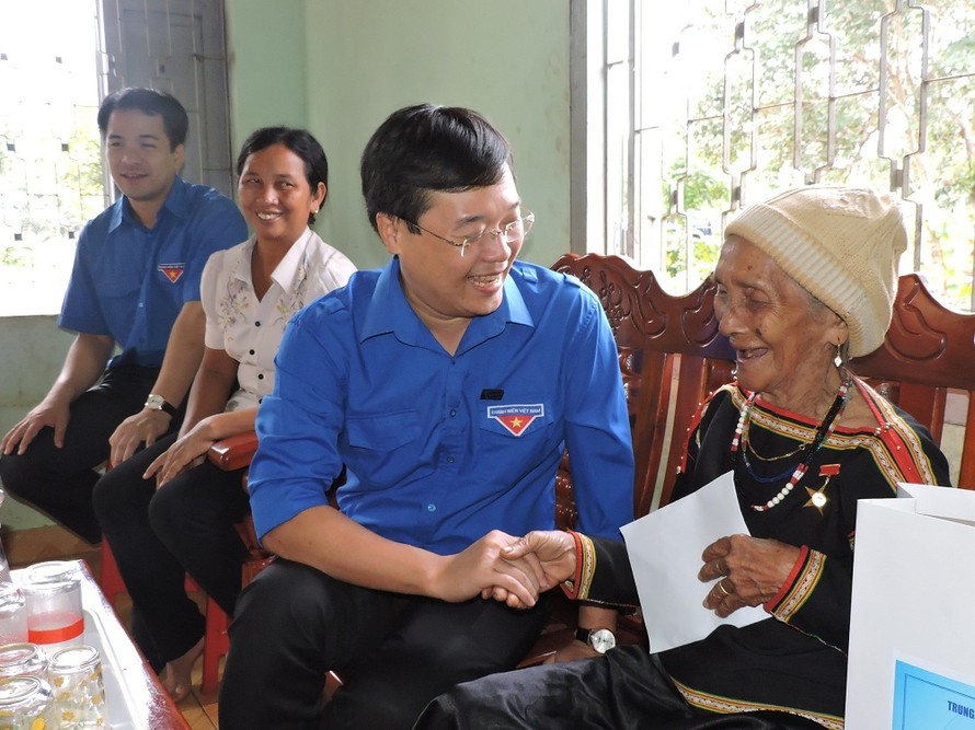 Anh Lê Quốc Phong thăm và tặng quà mẹ Việt Nam anh hùng H Nar Rơ Ông (93 tuổi)