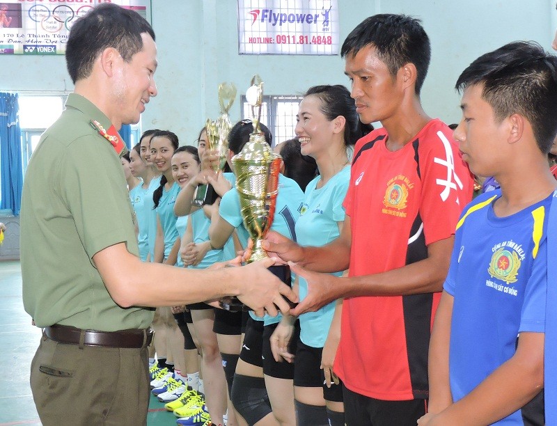 Đại tá Vũ Hồng Văn - Giám đốc Công an tỉnh Đắk Lắk trao hai nhất nam và nữ của giải bóng chuyền truyền thống