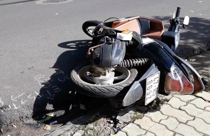 Sau khi tông vào cột điện, chiếc xe máy bị hỏng nặng