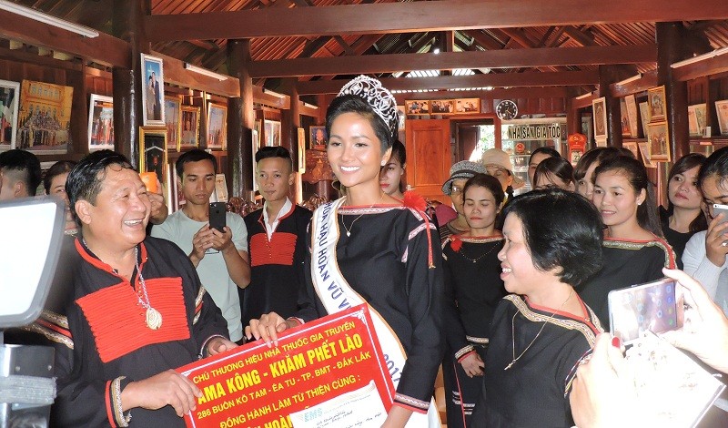 Hoa hậu Hoàn vũ đến thăm nhà ông Khăm Phết Lào, con trai của "Vua Voi" Ama Kông