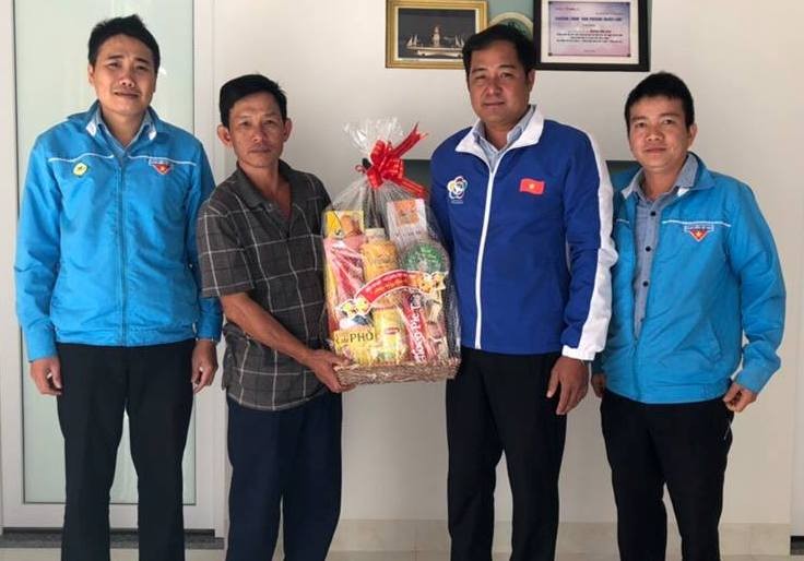 Bí thư tỉnh Đoàn Đắk Lắk Y Nhuân Byă tặng quà gia đình chiến sĩ Gạc Ma Trương Văn Hiền