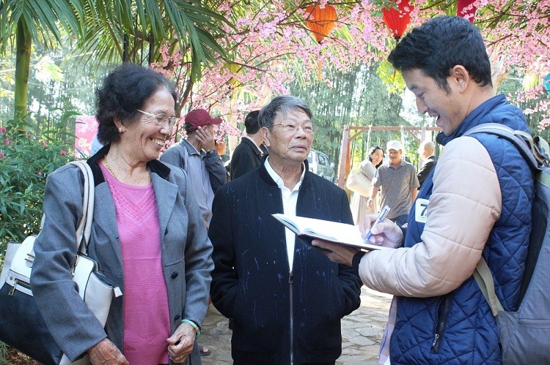 Ông Lê Văn Nguyện và bà Lê Thị Thừa Gái trò chuyện với phóng viên
