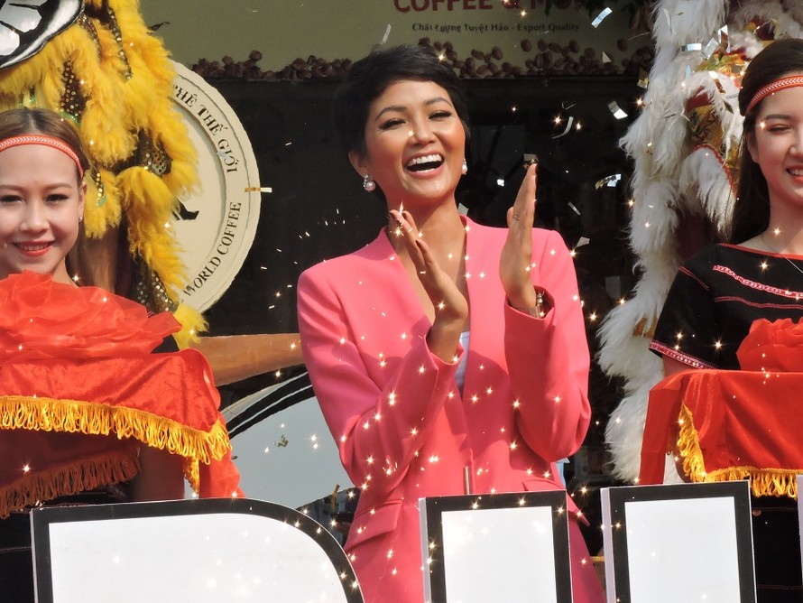 Hoa hậu Hoàn vũ H'hen Niê tham dự và cắt băng khai trương đường sách Buôn Ma Thuột