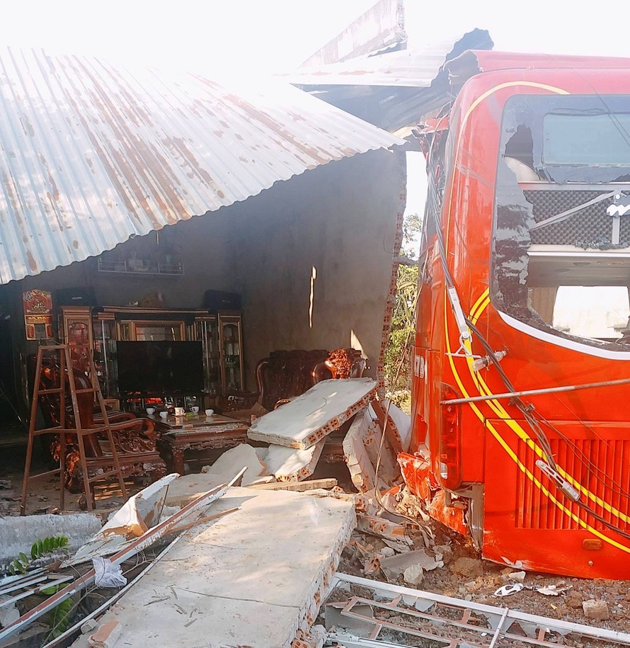 Nhà của ông Hoà bị xe khách bị tông sập
