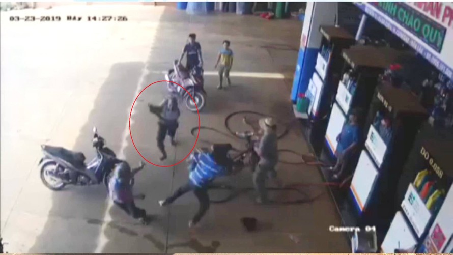 Ông Phong bị Y Thoan (vòng tròn đỏ) dùng dao tấn công tại cây xăng (ảnh chụp từ camera an ninh của cây xăng)