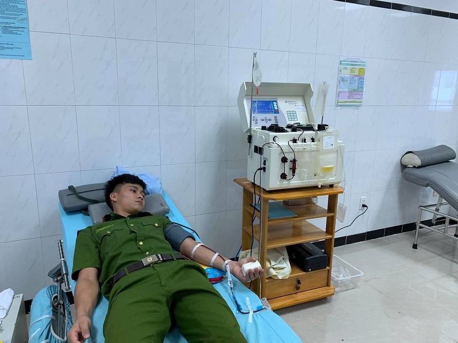 Trung sỹ Trần Nam Cường tham gia hiến máu