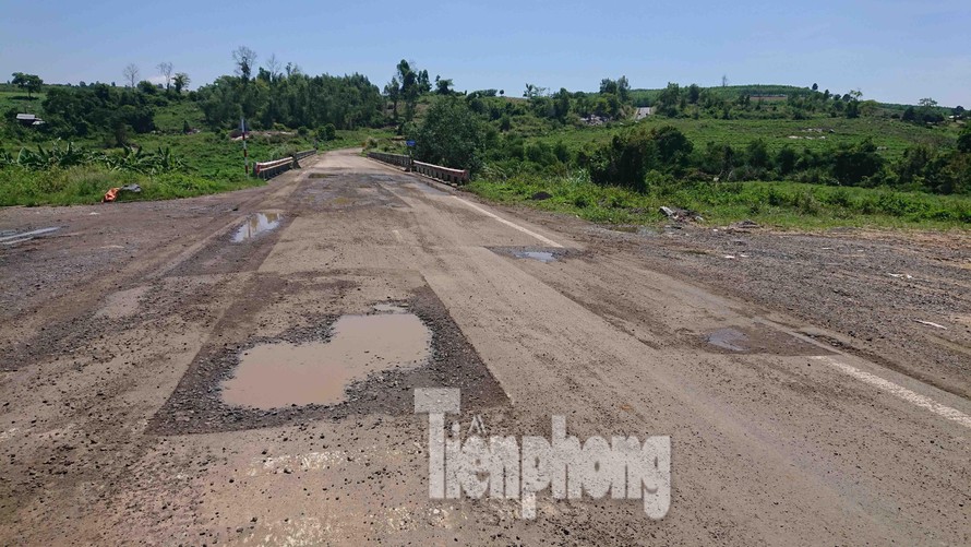 Đường Trường Sơn Đông đoạn qua huyện M'đrắk liên tiêp hư hỏng nặng