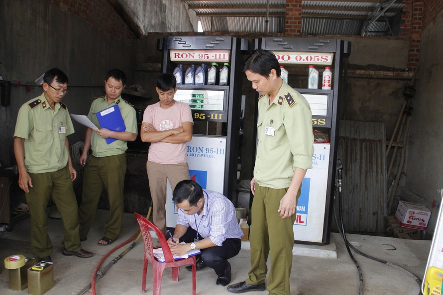 Cơ quan chức năng tỉnh Đắk Lắk kiểm tra các cơ sở kinh doanh xăng dầu (Ảnh: A.X)