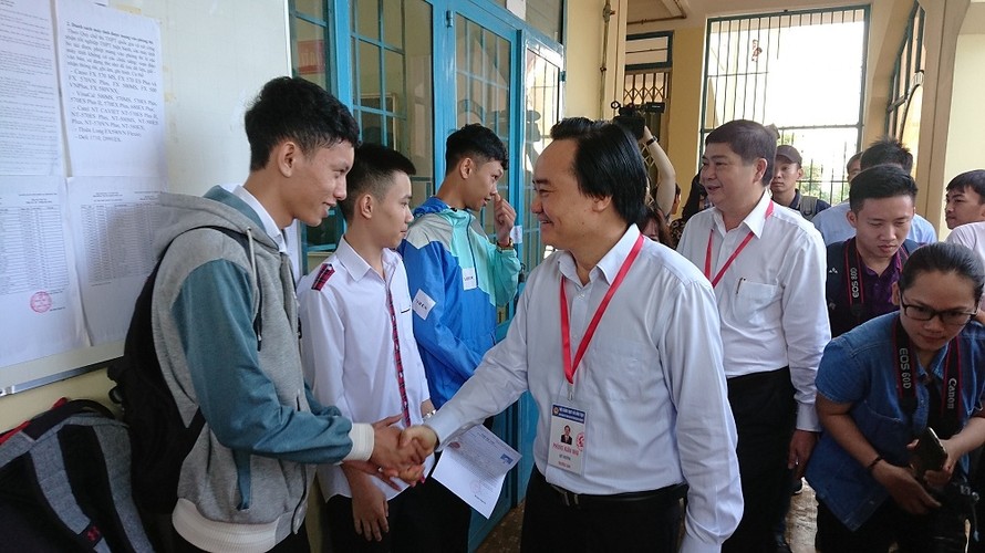 Bộ trưởng Phùng Xuân Nhạ thăm điểm thi tại trường THPT Cư Mgar