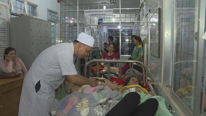 Bác sĩ bệnh viện đang cấp cứu cho người dân bị ngọ độc thức ăn