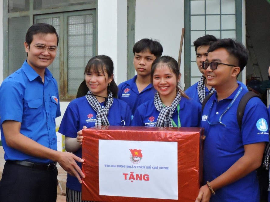 Bí thư Trung ương Đoàn Bùi Quang Huy tặng quà chiến sĩ tình nguyện 