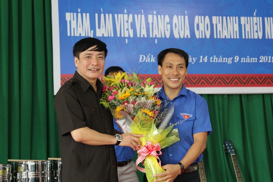 Ông Nguyễn Ngọc Hoàng (bìa phải), Phó Bí thư phụ trách Tỉnh Đoàn từ ngày 1/10 trở thành Phó Bí thư Huyện ủy Ea H’leo 