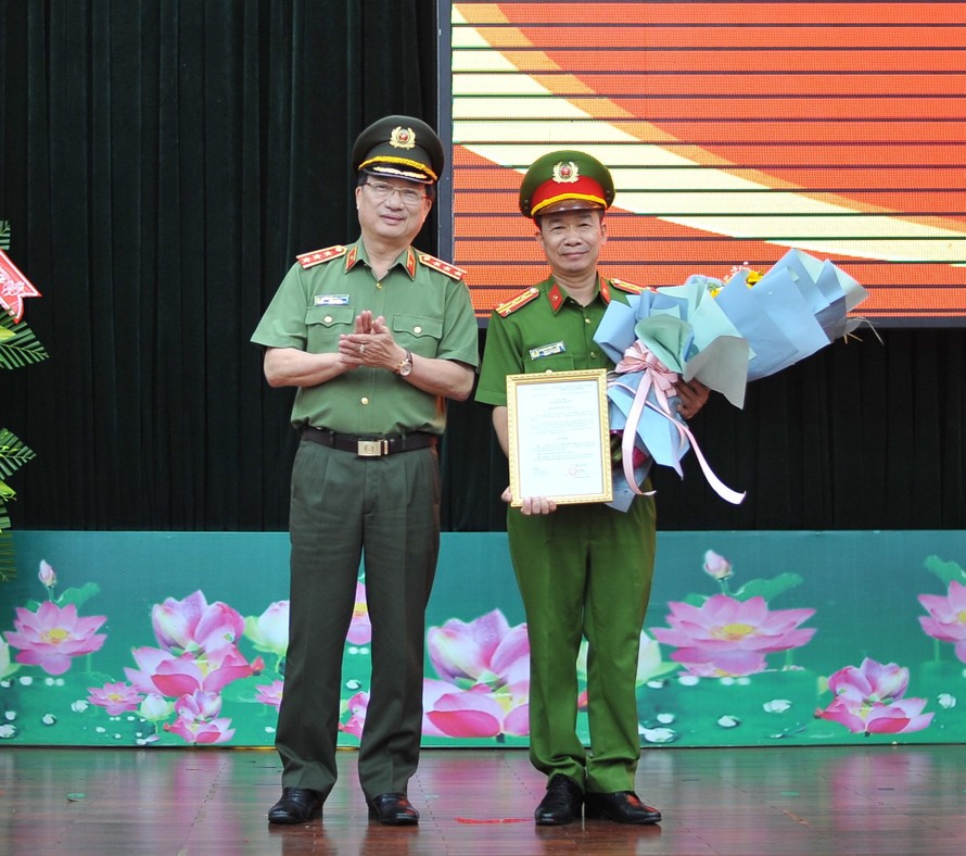 Thứ trưởng Nguyễn Văn Thành trao quyết định cho Đại tá Phạm Minh Thắng (bên phải)