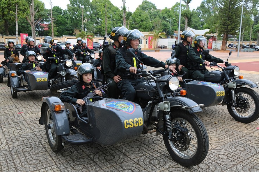 Đội nữ cảnh sát cơ động tại lễ ra quân trấn áp tội phạm