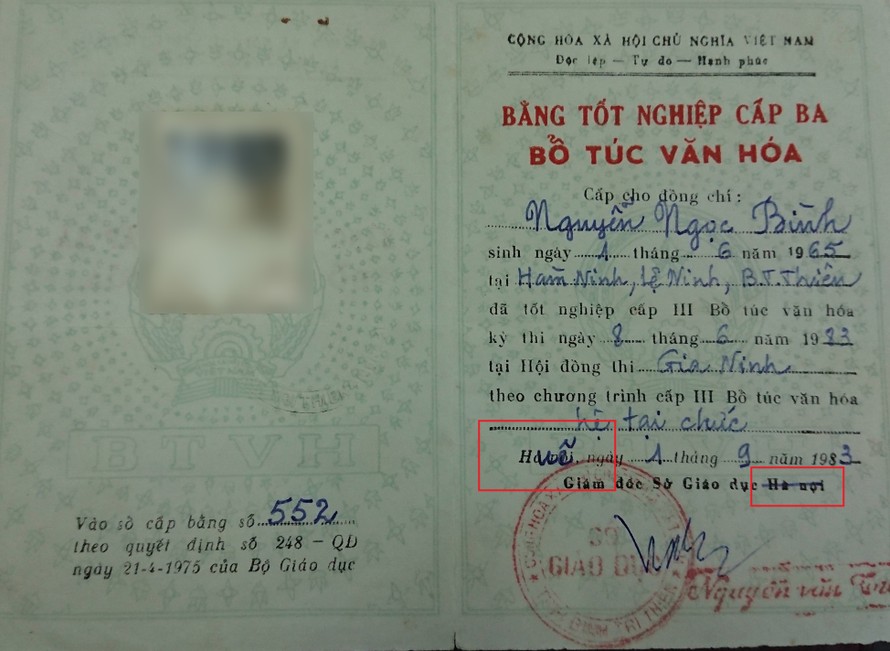 Bằng cấp 3 của ông Bình bị gạch tên địa phương từ "Hà Nội" viết chèn "Huế" vào (ông vuông màu đỏ)