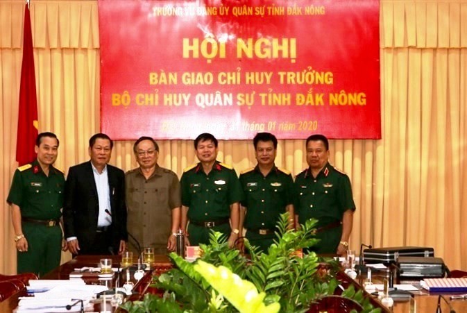 Tân Chỉ huy trưởng Quân sự Bộ chỉ huy Quân sự tỉnh Đắk Nông Thượng tá Đinh Hồng Tiếng (thứ 2 từ phải qua)