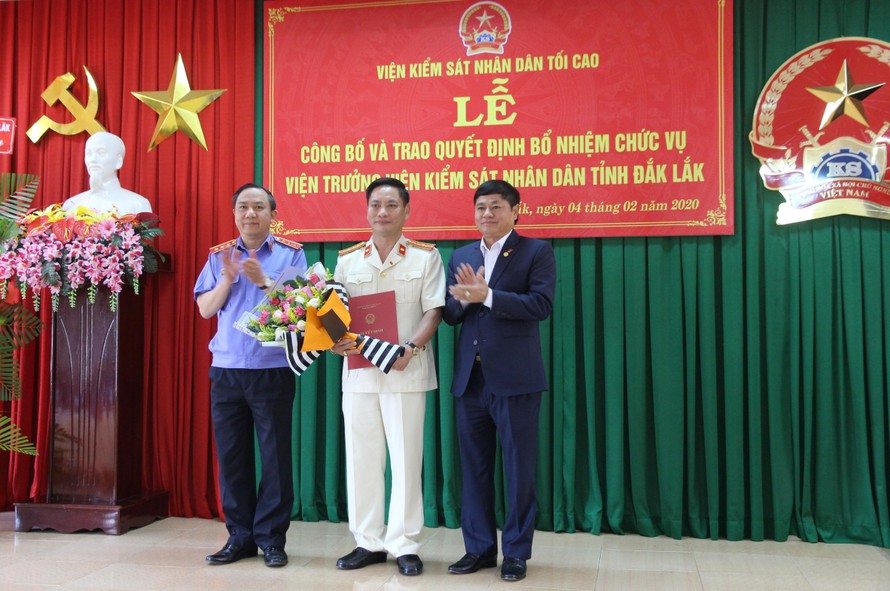 Lãnh đạo Viện KSND Tối cao và Tỉnh ủy Đắk Lắk chúc mừng tân Viện trưởng Lê Quang Tiến