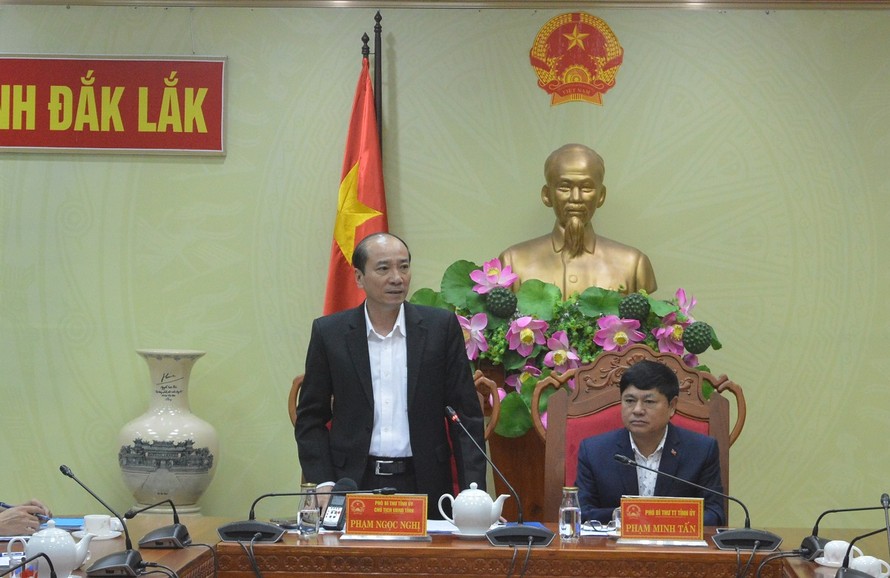 Ông Phạm Ngọc Nghị - Chủ tịch UBND tỉnh Đắk Lắk chỉ đạo công tác phòng dịch tại buổi họp "khẩn" sáng ngày 5/2