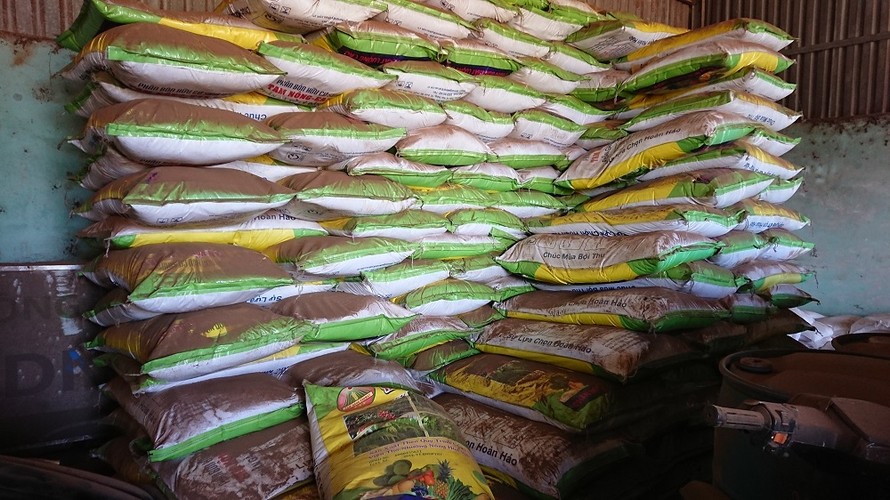 Hàng tấn phân bón của Cty Tam Nông bên trong kho hàng của Doanh nghiệp tư nhân thương mại Xăng dầu Đức Năng (buôn Tu, xã Ea Tul, huyện Cư M’gar)