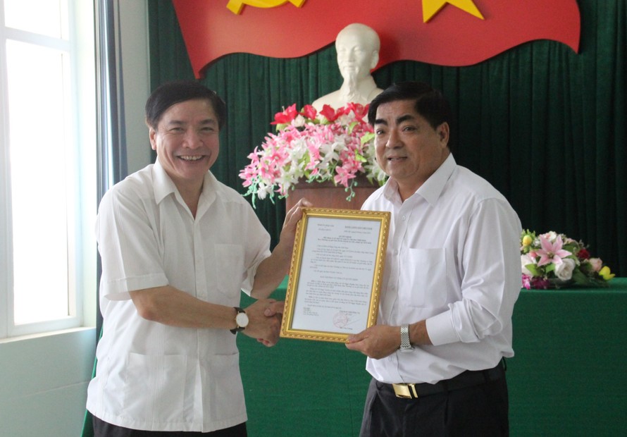 Ông Bùi Văn Cường (bên trái) trao quyết định cho ông Võ Ngọc Tuyên giữ chức vụ Bí thư Huyện ủy Lắk